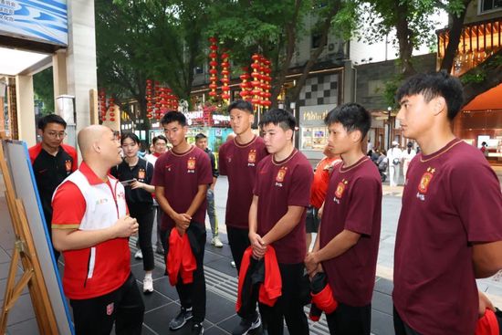 我心倒一直希望她没有那么轻易地放过索术我住在卡耐基大厅旁边的时候，一天晚上，我半夜醒来被站在床头的一个女人了一跳。